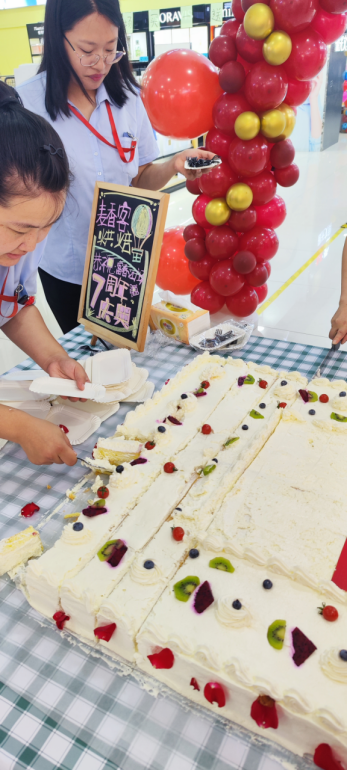 乐虎lehu唯一官网富春江购物广场7周年店庆蛋糕齐分享